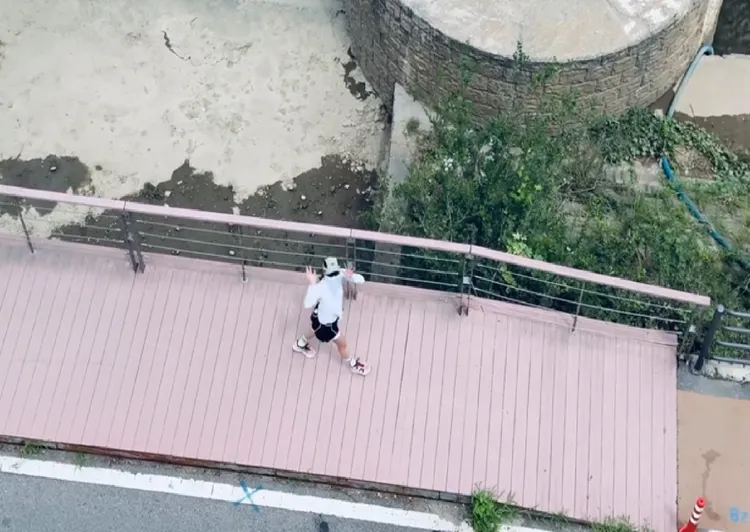 孫藝真官方IG昨日曬出一則影片，讓網友懷疑拍攝者是老公玄彬。翻攝自孫藝真官方IG