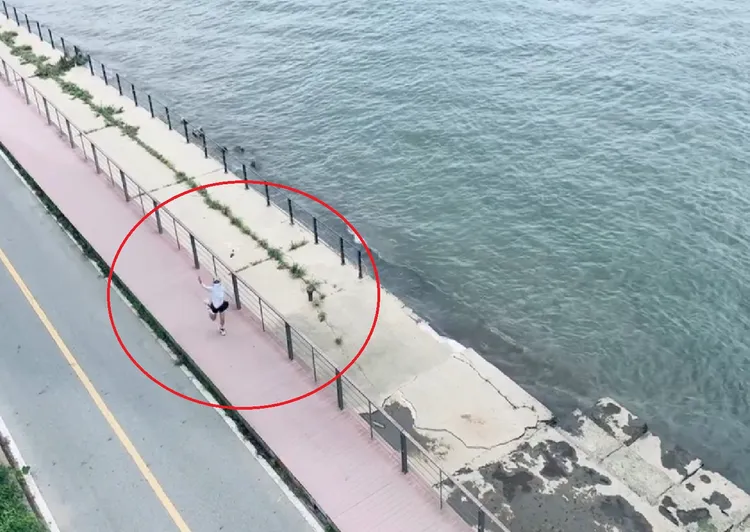 孫藝真全程包緊緊地沿著海岸線慢跑，不時以單腳跳躍，讓43歲的她看起來像是位開心的小女孩。翻攝自孫藝真官方IG