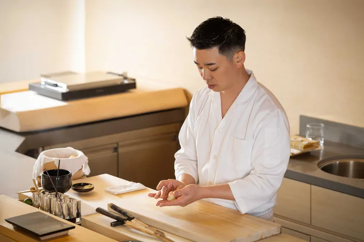 出身千葉銚子的中澤佑太料理長秉持「食材本味直達人心」的理念，針對每一種魚材的特性，量身打造最適切的處理方式與呈現手法，體現職人對細節的極致掌握。業者提供