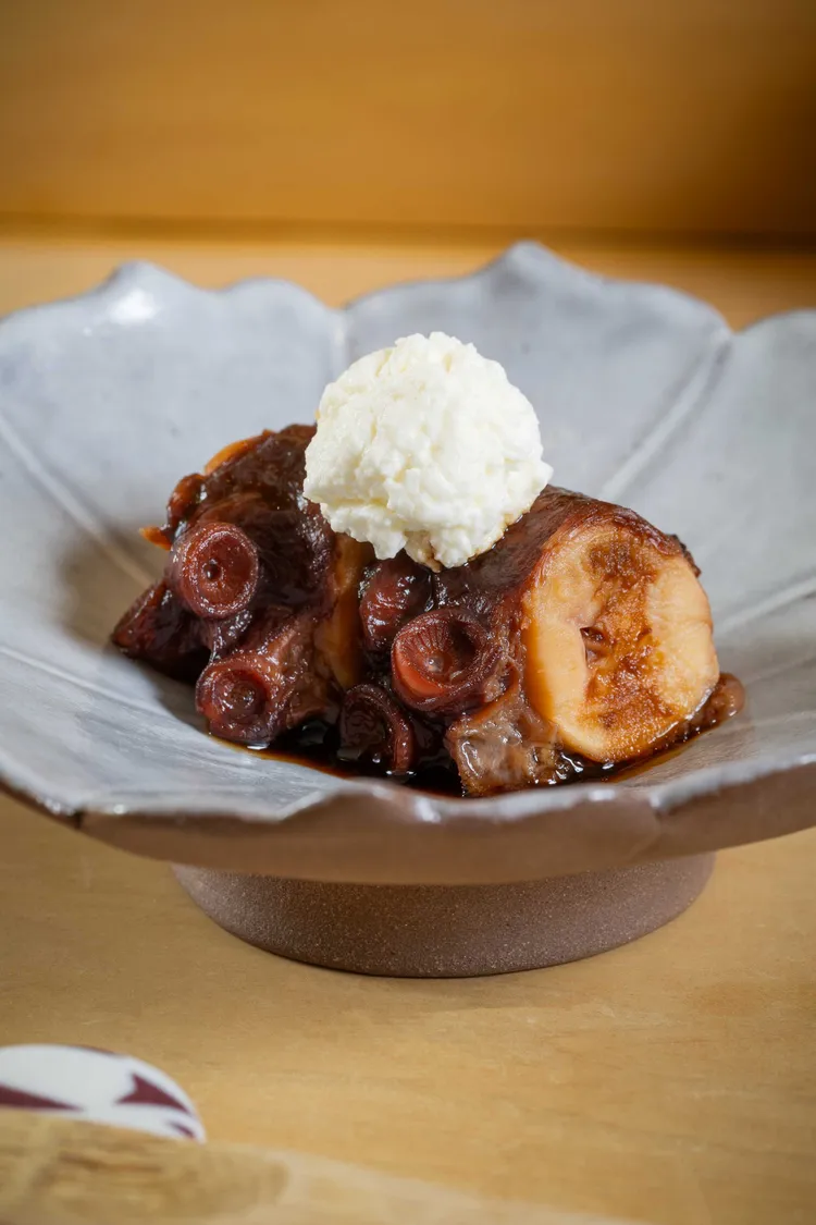 章魚佐乳清起司採用祖傳醬汁細火慢燉章魚五小時，搭配自製乳清起司，顛覆傳統的偏乾口感與製作手法，呈現出軟嫩濕潤的口感，是備受讚譽的招牌傑作。業者提供