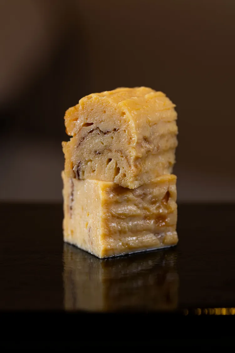 玉子燒以傳統高湯調和蛋液，沿襲家傳調味比例的黃金配方，口感偏甜而濕潤，每一口都蘊含幸福的海風味道，是一道承載成長溫暖記憶的菜色。業者提供