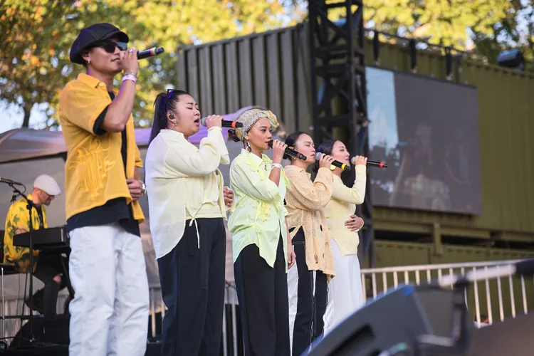 阿爆引領那屋瓦少女隊高頌原民之歌哼出「Taiwan」。物子巡演工作室 Taiwanese Waves 提供