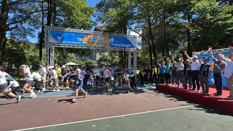 定向越野挑戰選手熱血開跑，毅力有如三鶯線工程團隊一樣戮力不懈。捷運局提供