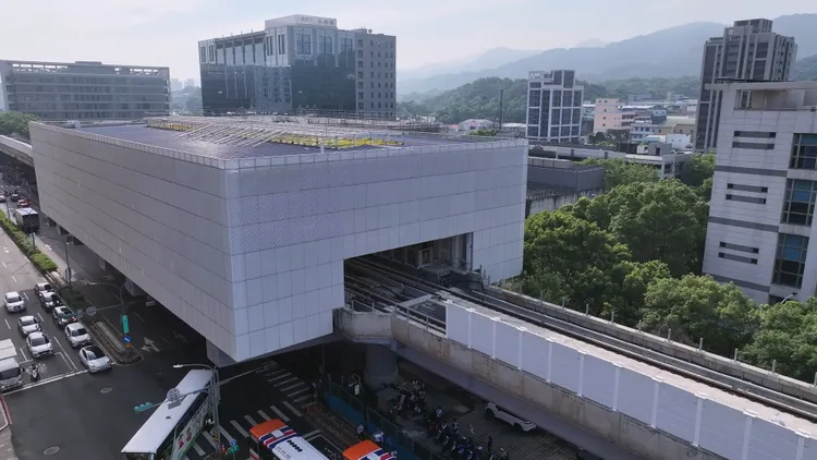 捷運三鶯線力拚年底完工，三鶯線頂埔站半通透擴張網外觀。捷運局提供