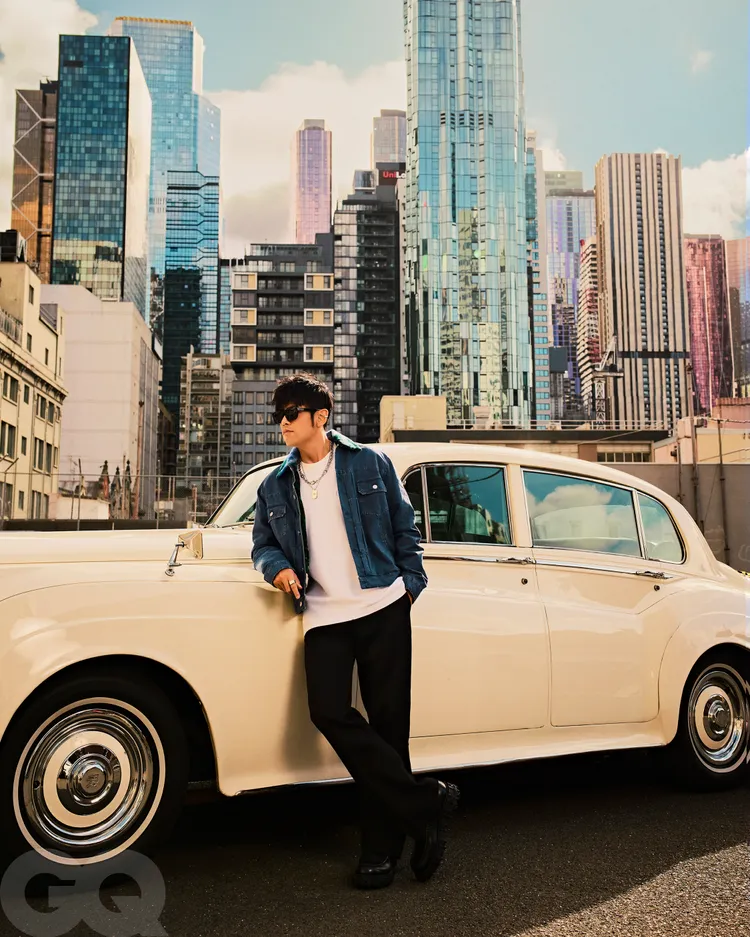 周杰倫身著Dior登上雜誌封面。《GQ》提供