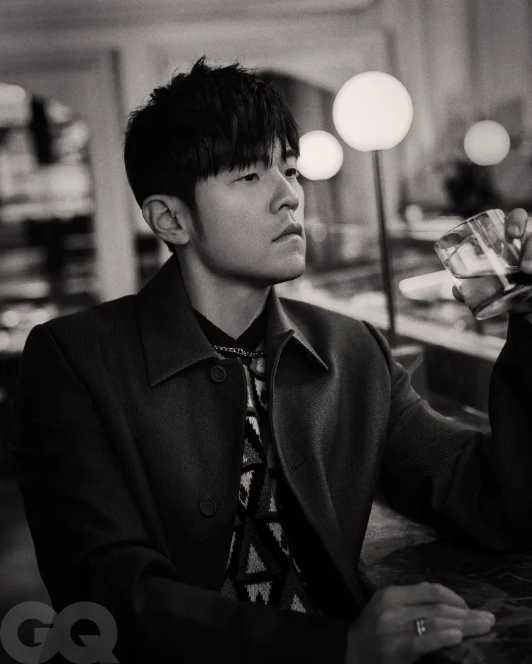 周杰倫身著Dior登上雜誌封面。《GQ》提供