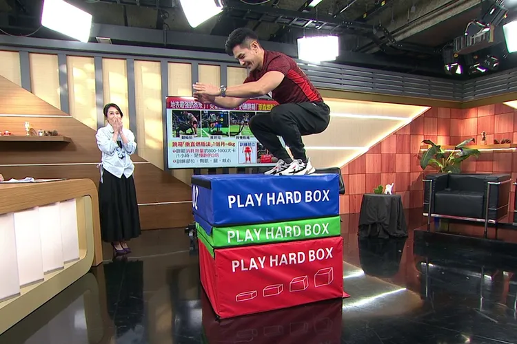 祖雄示範原地跳高箱，現場眾人驚呼。年代提供