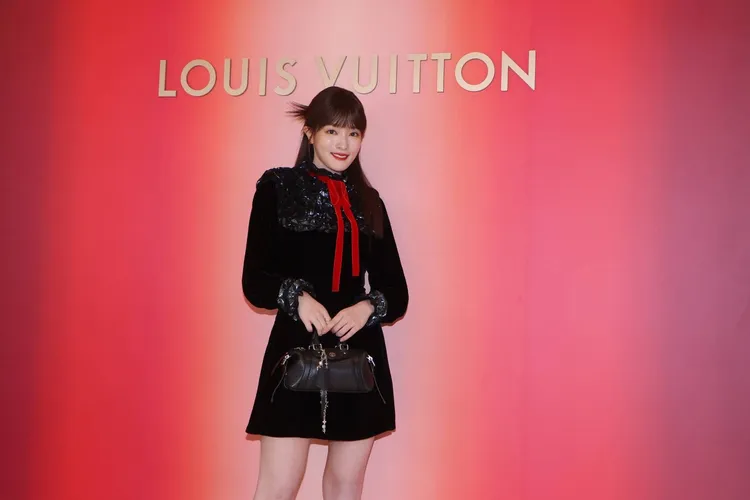 王淨抹上LV Rouge唇膏#854。攝影中心攝