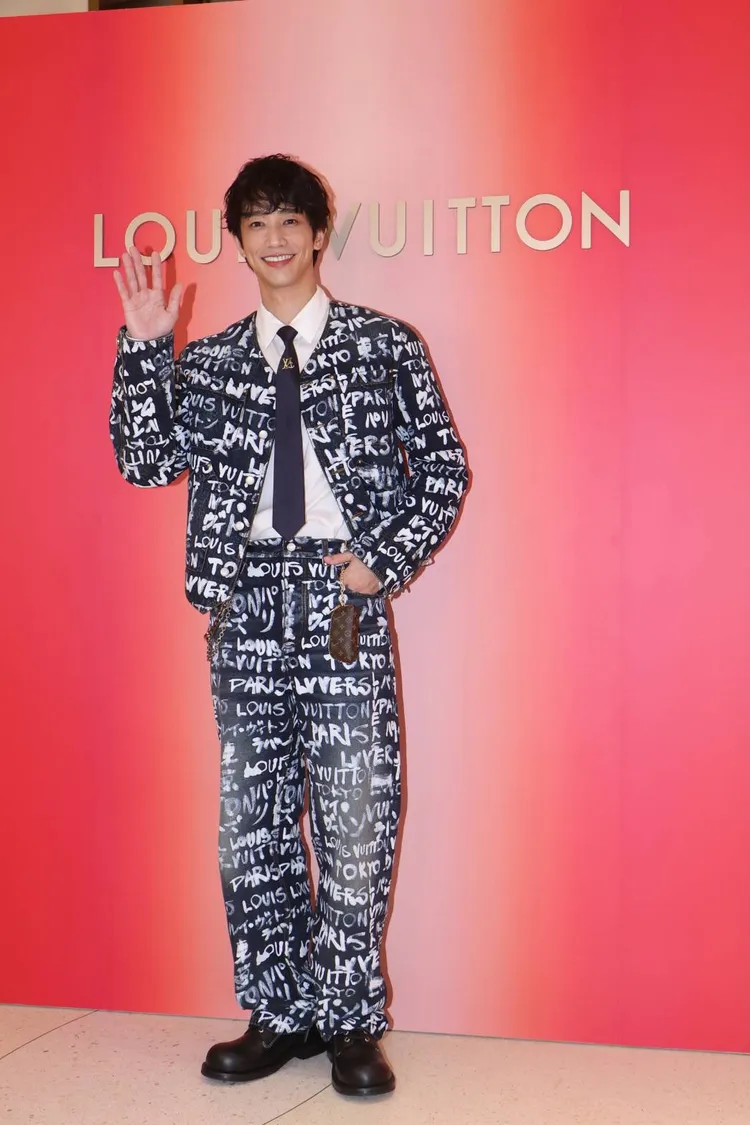 劉以豪抹上LV Rouge唇膏#108。攝影中心攝