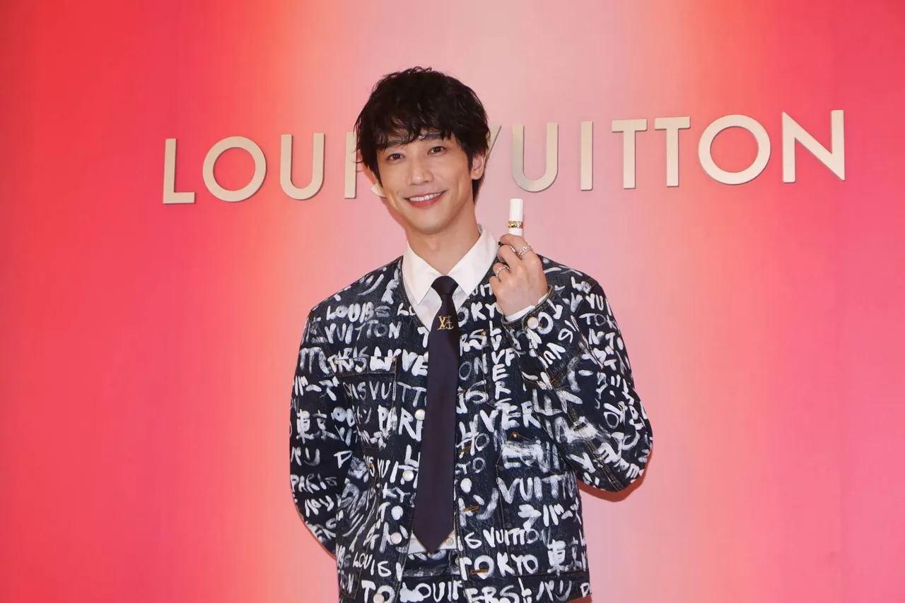 劉以豪抹上LV Rouge唇膏#108。攝影中心攝