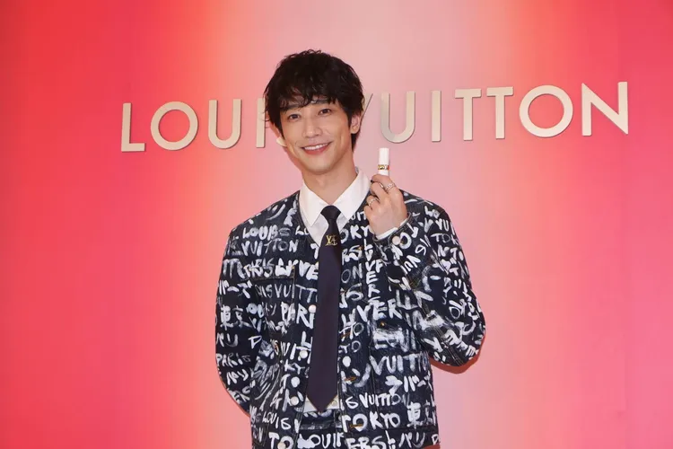 劉以豪抹上LV Rouge唇膏#108。攝影中心攝