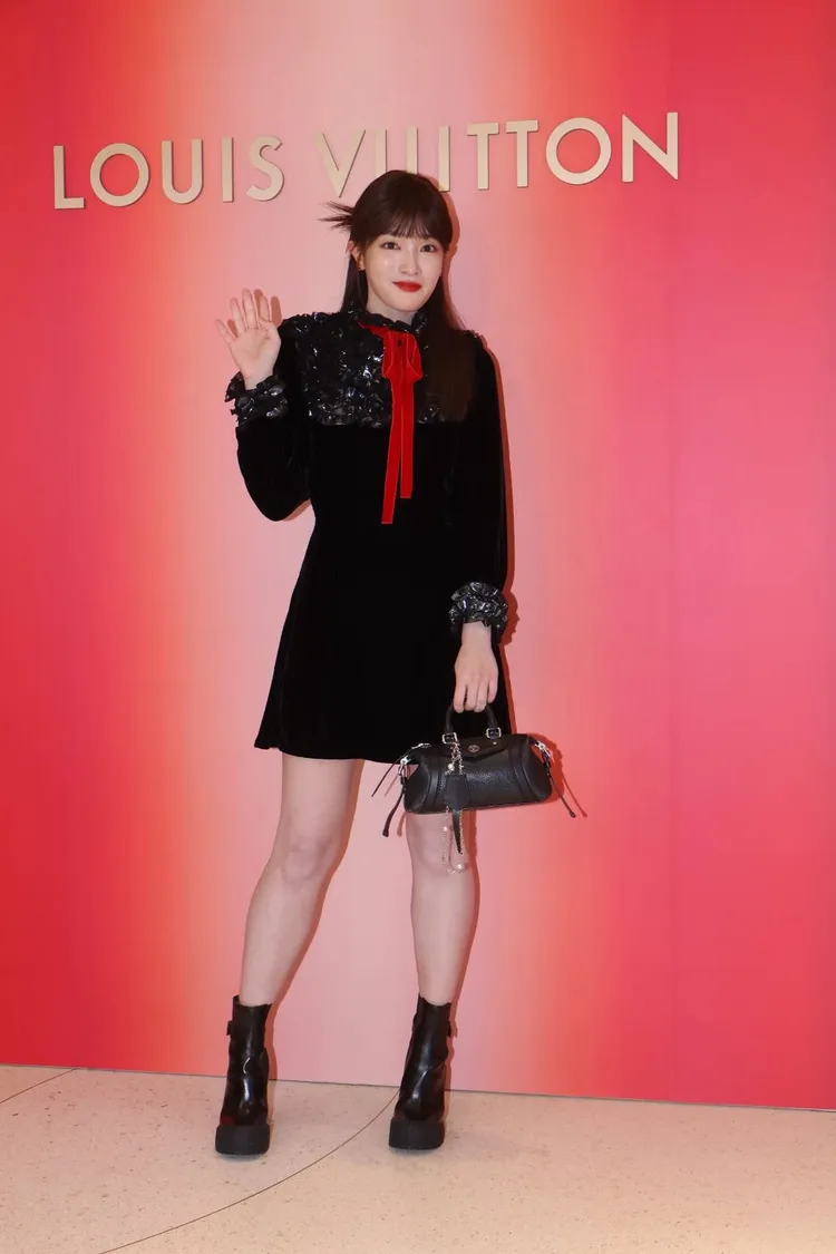 王淨抹上LV Rouge唇膏#854。攝影中心攝