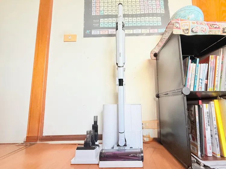 Neo+隨附的底座包括了家飾布料吸頭、手持電動吸頭、窄縫除塵吸頭、自動集塵充電座以及備用電池。趙筱文攝