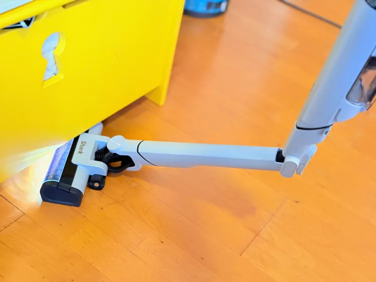 輕巧機身，再配上可彎折延長管，無論高處低處，都能輕鬆應對。趙筱文攝