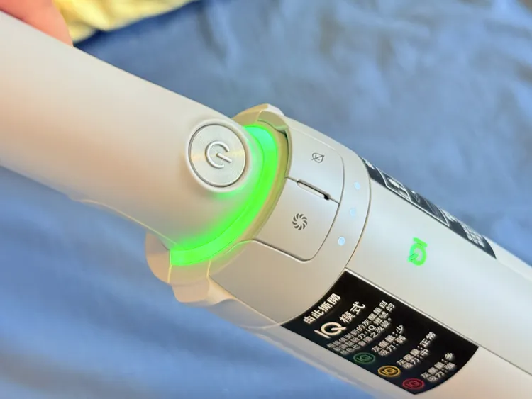 Smart iQ技術可自動偵測灰塵量，自動調節吸力，並呈現於iQ圖示上。趙筱文攝