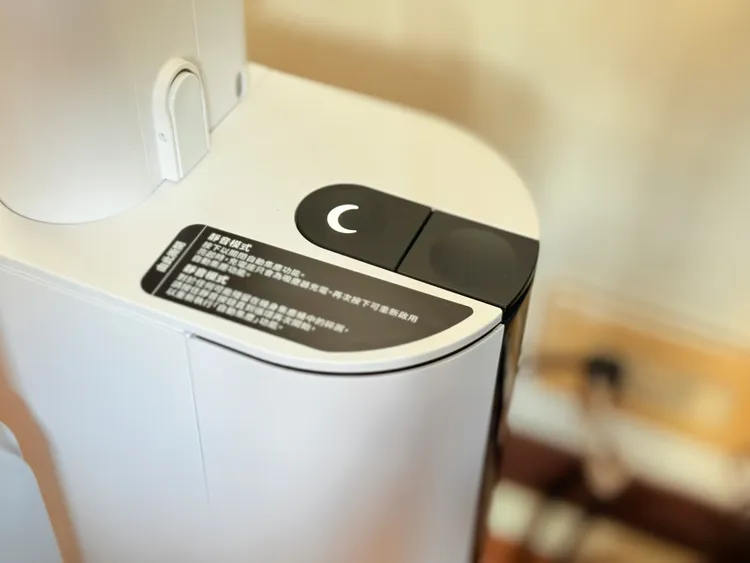 若擔心自動集塵盒聲音太大，可以按下靜音按鈕暫停自動集塵動作，純充電。趙筱文攝