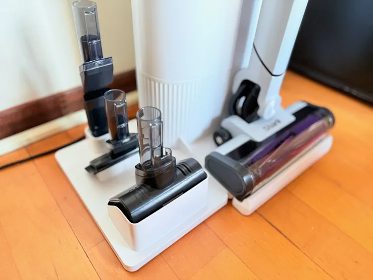 由左到右分別為窄縫除塵吸頭、家飾布料吸頭、手持電動吸頭。趙筱文攝