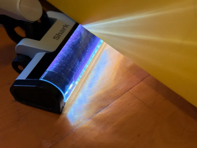 搭配的光源感應器可在較暗處調節亮度，協助清理隱藏的灰塵。趙筱文攝