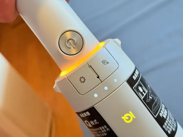 一顆電池可供連續清潔30分鐘無虞，盒中還有另一個電池可供替換。趙筱文攝