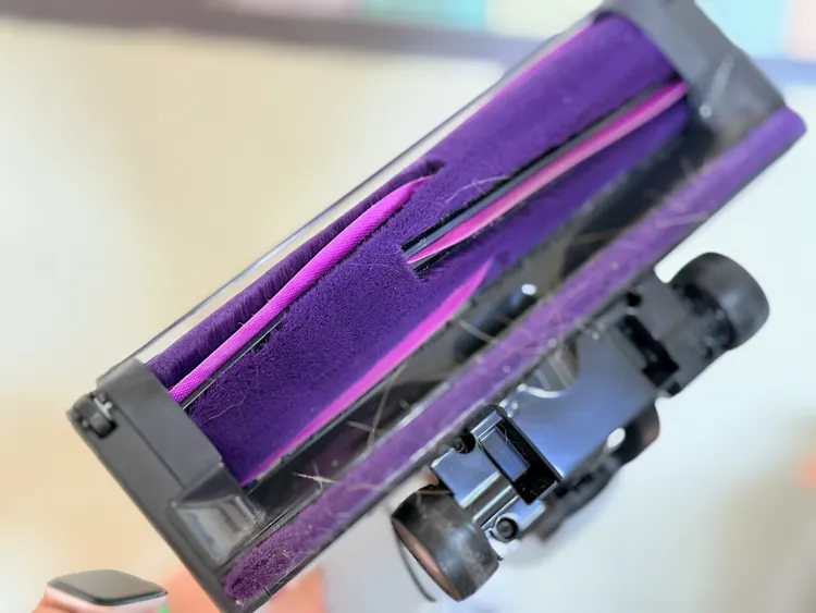 毛刷滾輪上V形排列的矽膠片(Shark Fin)，能將毛髮集中並吸入，不會纏結在毛刷滾輪上，無須另外截斷，免沾手就能清理乾淨。趙筱文攝