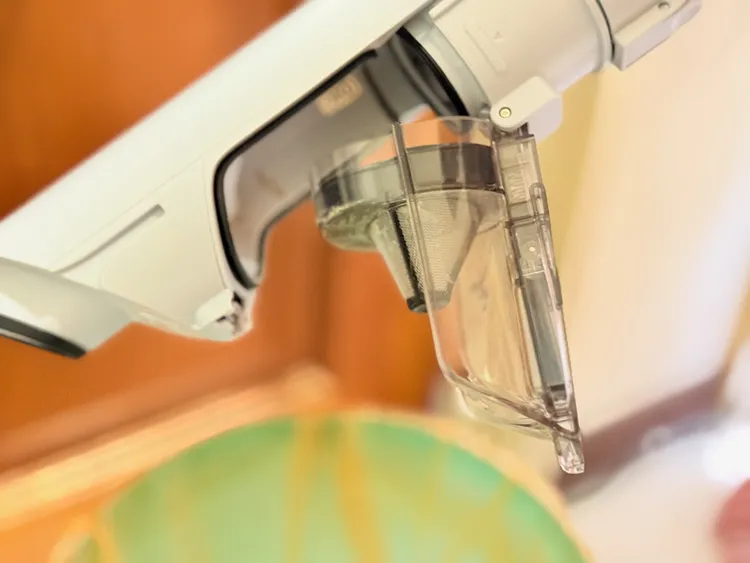 機身中的集塵盒反應迅速，不沾手就能將灰塵直接傾倒在垃圾桶。趙筱文攝