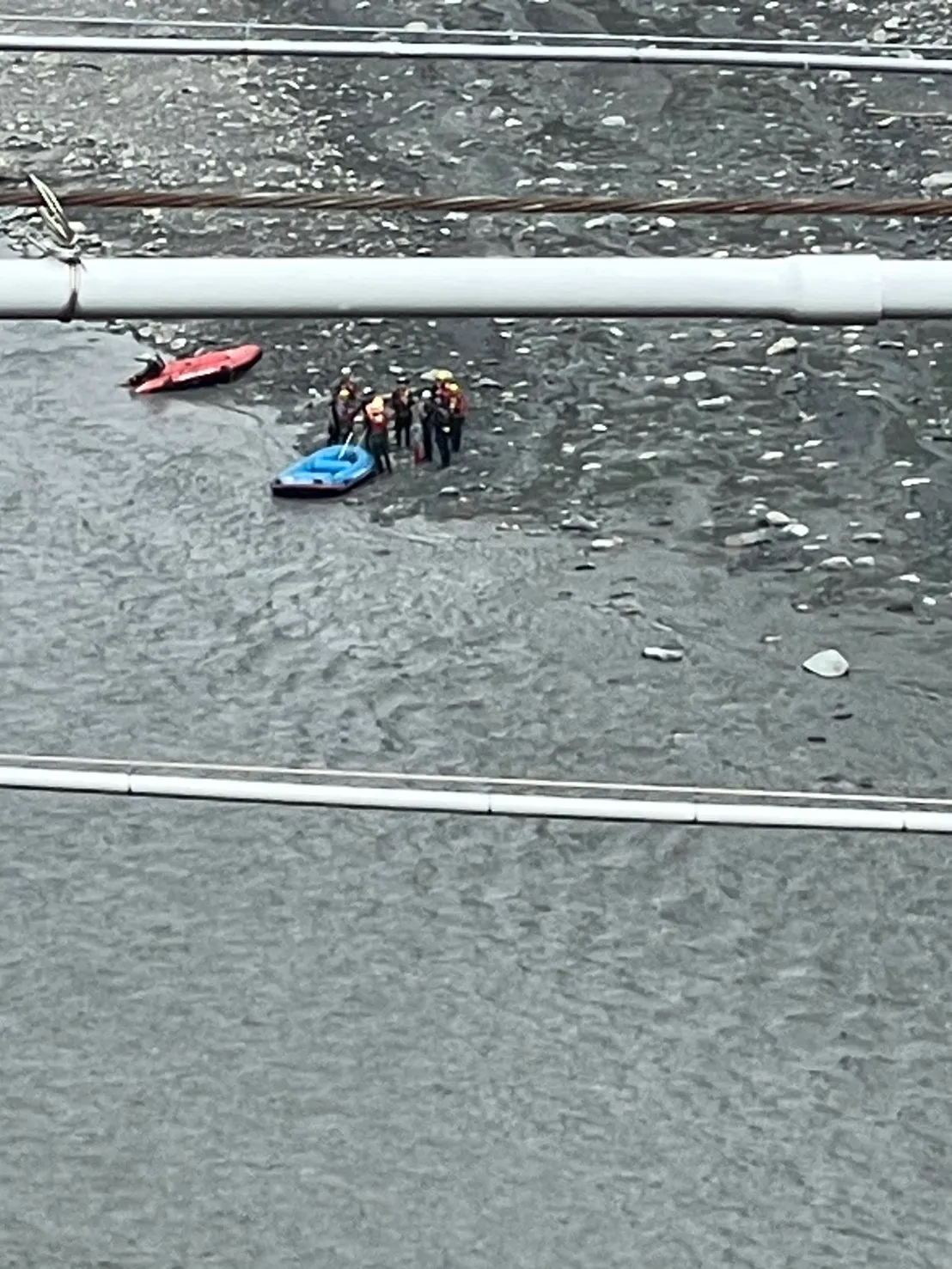 7名遊客玩漂漂河,見水流湍急,不敢再玩,打119求援。翻攝畫面