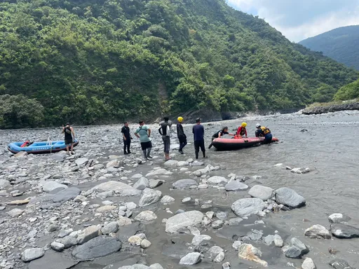 玩漂漂河遇水流湍急 7人站岸边不敢动!屏东消防驰援助脱困