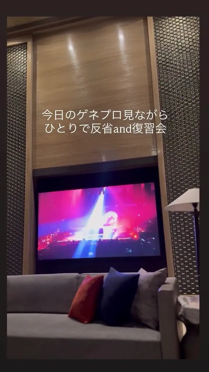 濱崎步小巨蛋彩排完後,回到飯店繼續看影片開檢討會,十分敬業。翻攝濱崎步IG