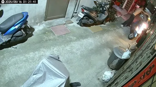 画面曝光!一中商圈女骑士遭随机攻击 半裸男踹倒机车持铁罐砸头