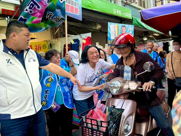 陳玉珍陪同游顥在南投水里市場宣傳反罷免。游顥辦公室提供