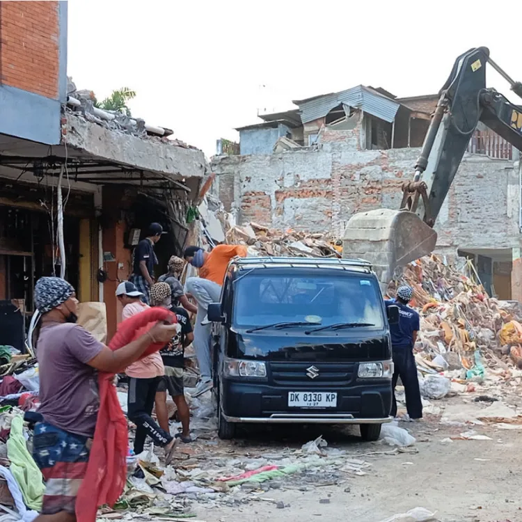 水退後到處充滿垃圾。峇里太陽報