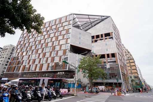 北市南门市场高楼玻璃惊见「SOS」 女员工困逃生梯求救