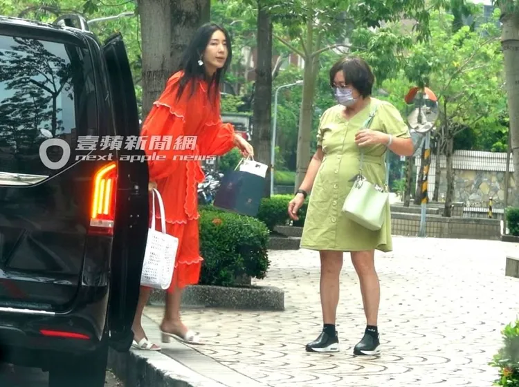 隋棠一身橘色連身蓬蓬裙，返回大直豪宅。特勤中心攝