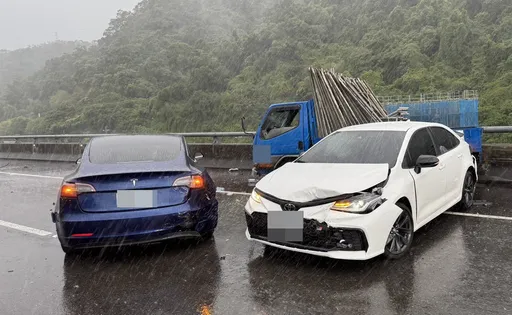 特斯拉自撞國道護欄釀連環車禍 男駕駛「外側路肩等救援」又被撞