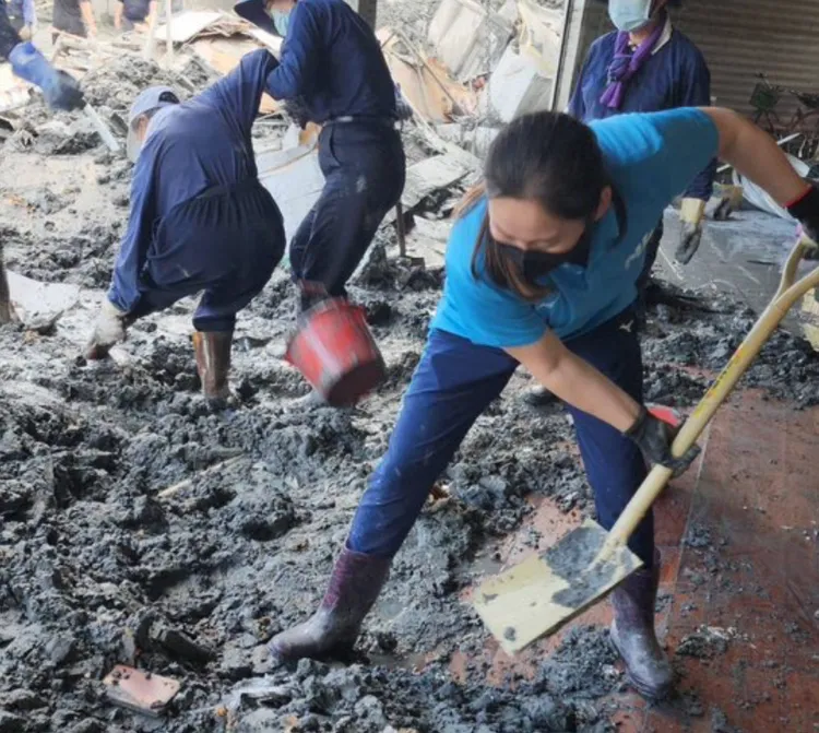 志工小朋友驚呼「姐姐力氣好大」，隊友笑稱林杏兒是「神力女超人」。翻攝林杏兒臉書