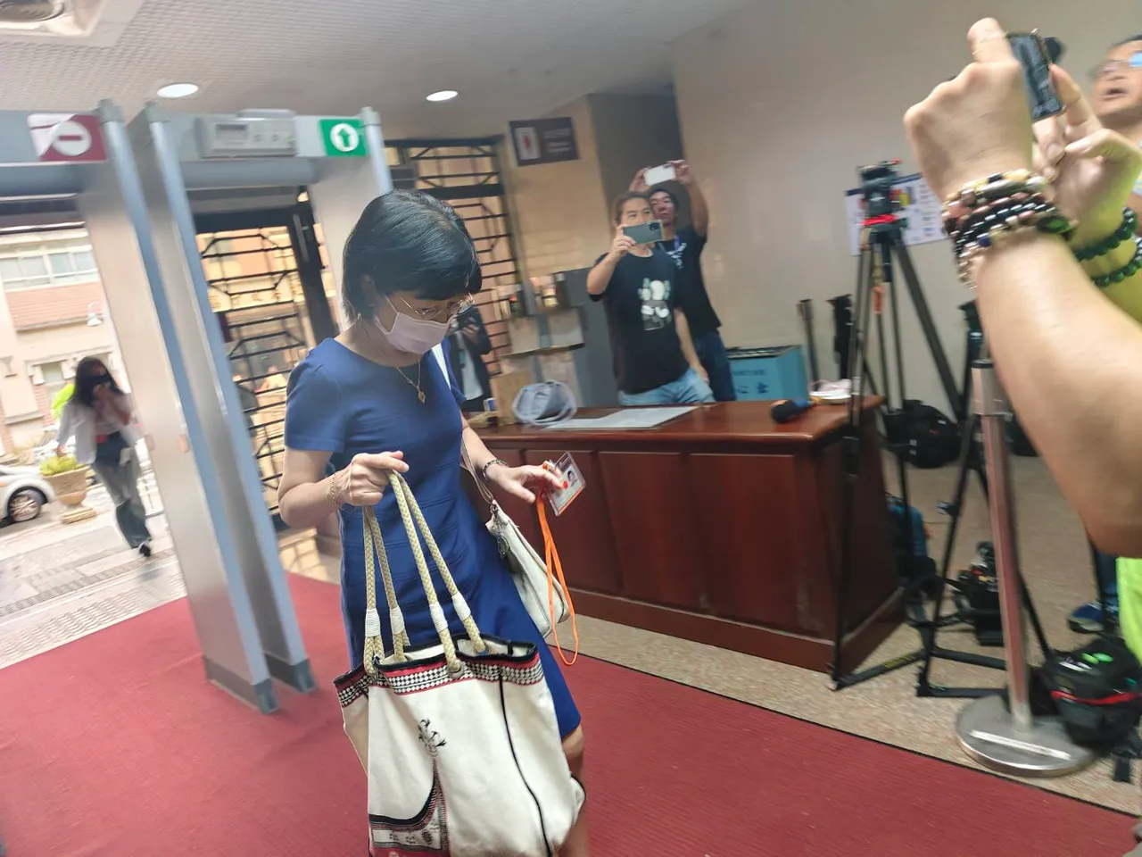 陳佩琪不知何故,今天直到11時30分左右才現身地院聽庭。張欽攝