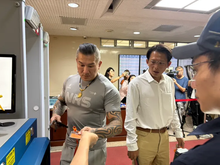 館長（左）、黃國昌（右）今早一同現身旁聽。讀者提供