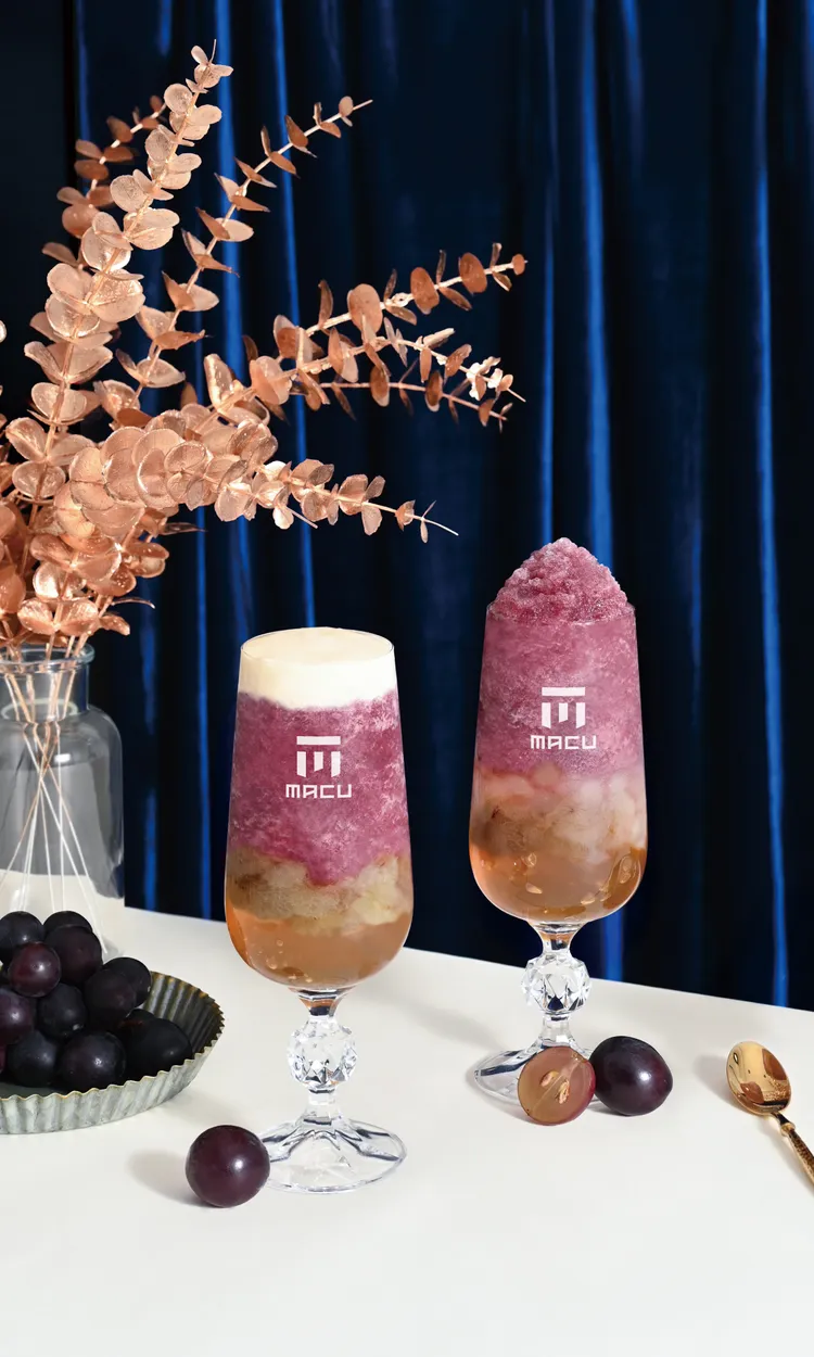 大學生人氣票選第一名的巨峰葡萄系列，明（18日）起回歸。麻古茶坊提供