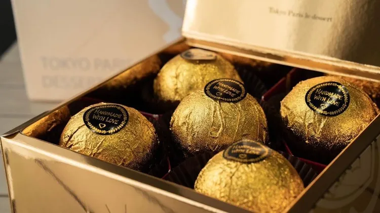 東京巴黎甜點「金莎菠蘿蛋黃酥」5入款閃耀金黃禮盒，即日起至9/10享買十送一預購優惠。東京巴黎甜點提供