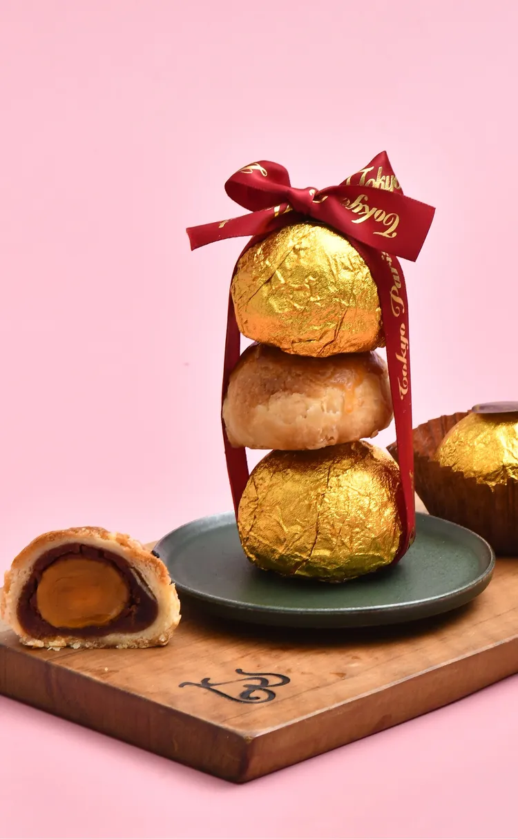 東京巴黎甜點「金莎菠蘿蛋黃酥」除保有12道獨家烘焙工藝製程外，在蛋黃酥最靈魂核心的「蛋黃」，經反覆選材、測試與研發，今年中秋節之際，推出保水量、酥、鬆、香、綿美味再升級，打造XL含金量「金莎菠蘿蛋黃酥」2.0升級版。東京巴黎甜點提供