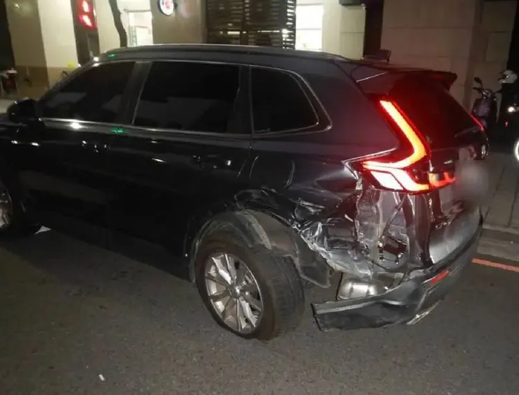 違規左轉的休旅車。民眾提供