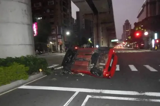 台中轿车左转「鬼切」害后车侧翻 29岁女驾驶喷飞昏迷