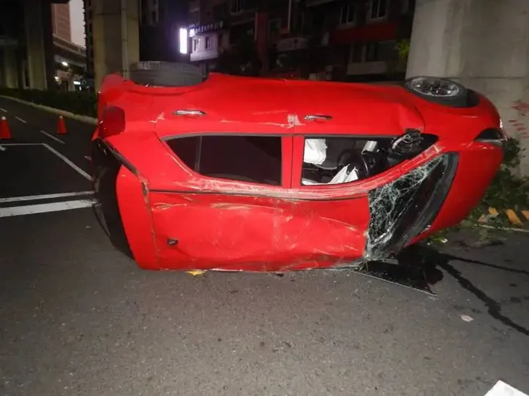 張女翻車時被甩出車外。民眾提供