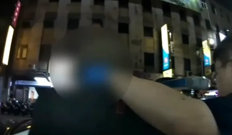 阿北多次搭霸王車終於吃鱉，警員帶回管束告誡。翻攝畫面