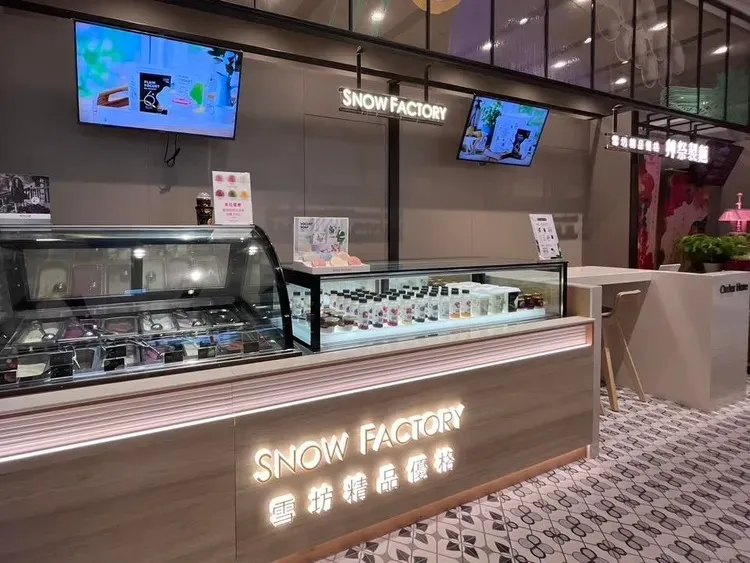雪坊優格遭兩邊夾殺,宛如被當成網紅攻防的舞台。翻攝自雪坊優格臉書