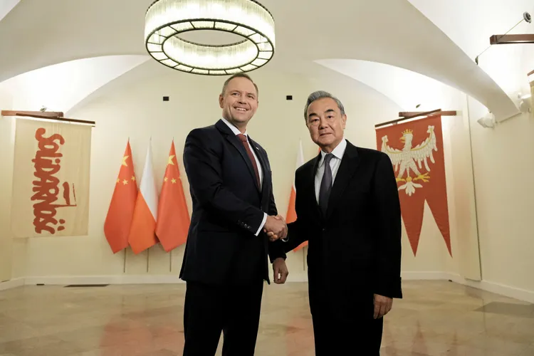 波蘭總統納夫羅茨基（Karol Nawrocki）在總統府與王毅晤談。路透社