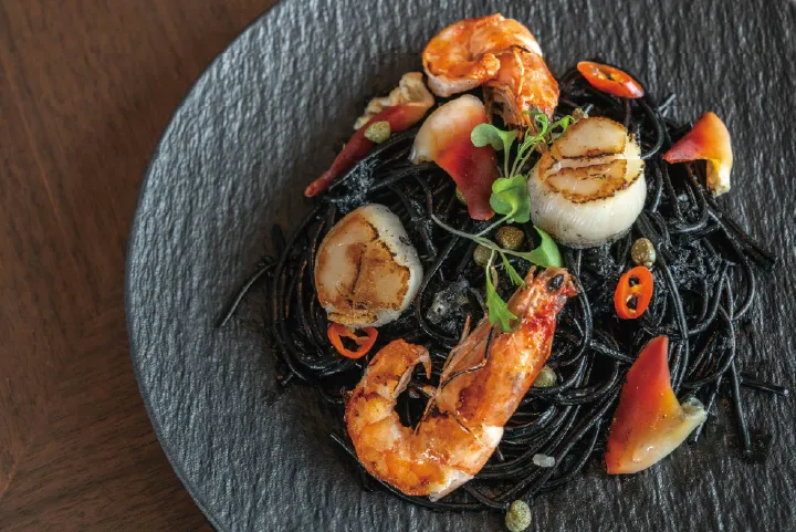 秉持「產地直送」的理念，然一酒店與高雄小農及漁港緊密合作，將台灣土地與海洋的真實滋味呈現於盤中。然一酒店提供