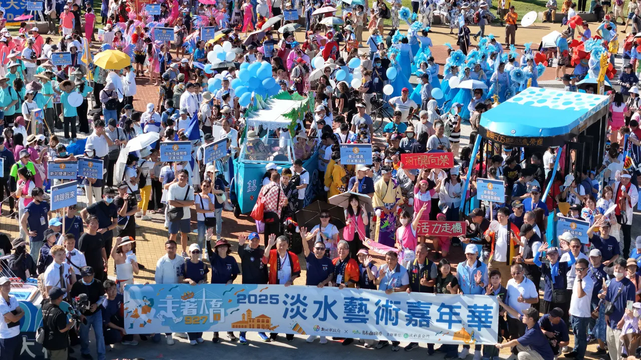 「淡水艺术嘉年华」吸引超过万人一同参与,也庆祝即将通车的淡江大桥。公所提供
