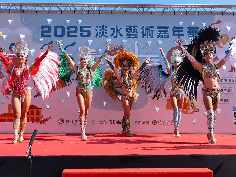 「淡水藝術嘉年華」共有47隊、上千人變裝踩街，舞台表演相當精采。公所提供