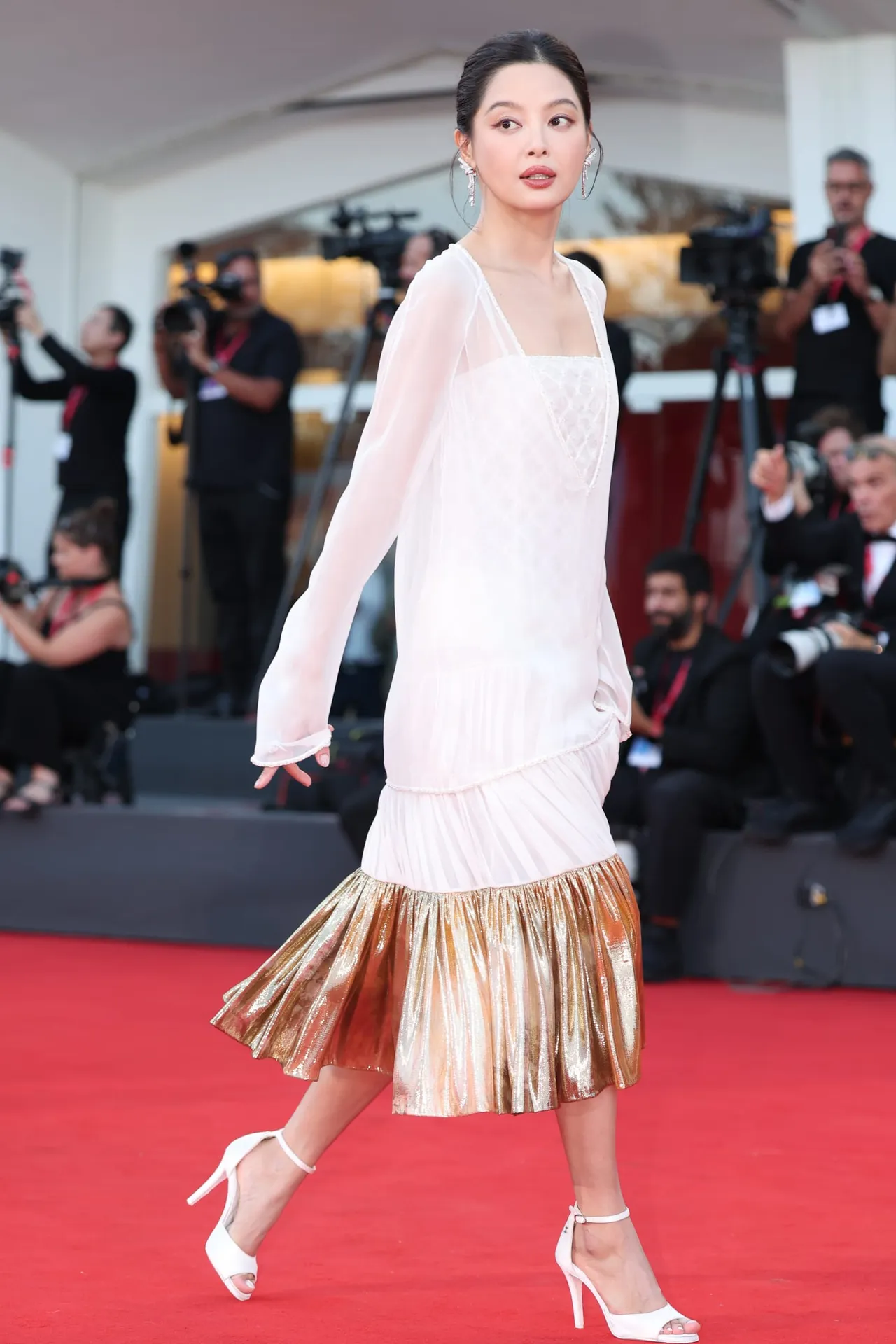 辛芷蕾封后当天,同样演绎香奈儿2025/26秋冬高级订制服系列。品牌提供